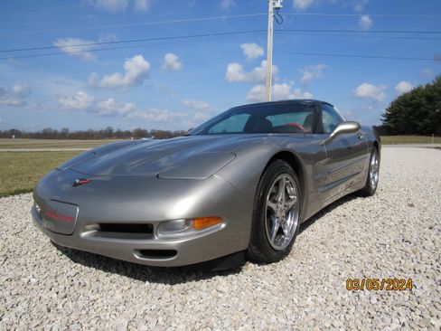 Used 1998 Chevrolet Corvette Coupe w/ Memory Pkg image 1