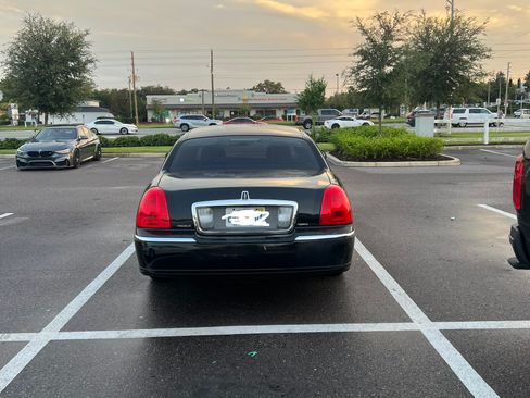 Used 2011 Lincoln Town Car Signature Limited RWD image 5