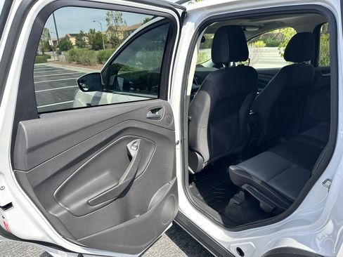 Used 2015 Ford Escape SE w/ Equipment Group 201A FWD image 16
