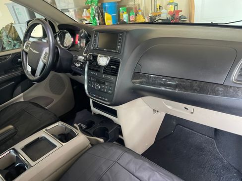 Used 2016 Chrysler Town & Country Touring-L FWD image 12