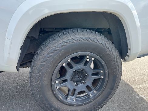 Used 2018 Toyota Tacoma TRD Sport image 25