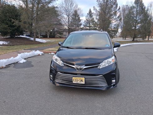 Used 2020 Toyota Sienna XLE image 1