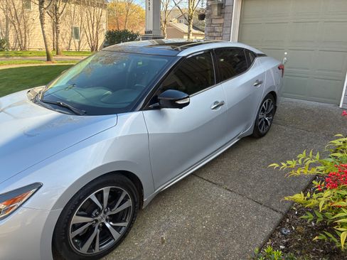 Used 2017 Nissan Maxima Platinum image 2