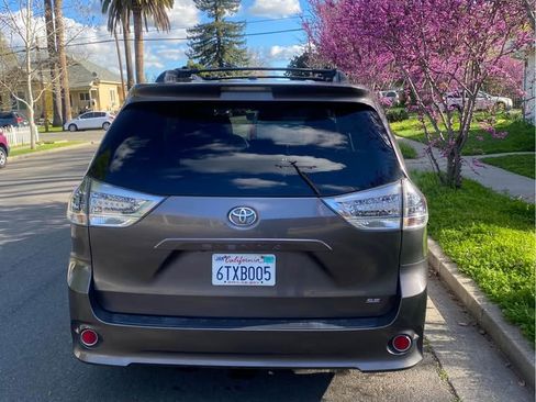Used 2012 Toyota Sienna SE image 15