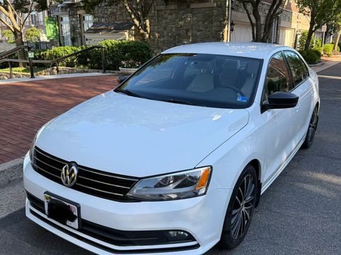 Used 2015 Volkswagen Jetta Sport FWD image 1
