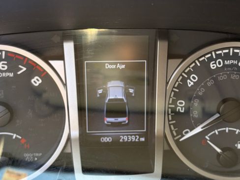 Used 2021 Toyota Tacoma SR5 AWD/4WD image 9