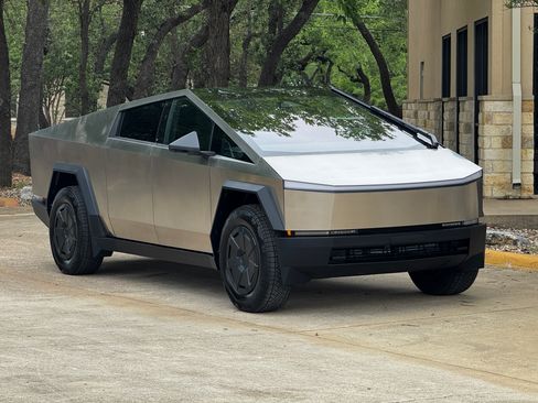 Used 2025 Tesla Cybertruck AWD Crew Cab image 8