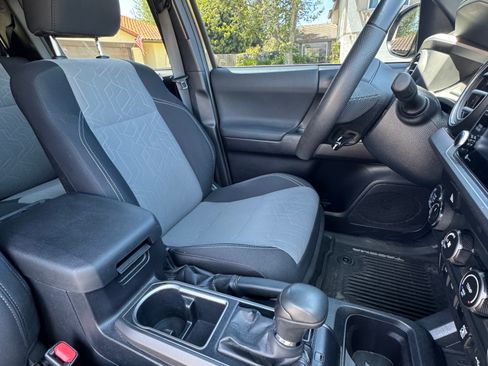 Used 2020 Toyota Tacoma TRD Off-Road w/ Technology Package AWD/4WD image 13
