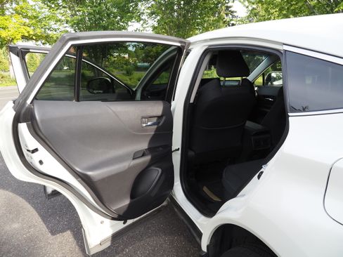 Used 2022 Toyota Venza LE AWD/4WD image 9