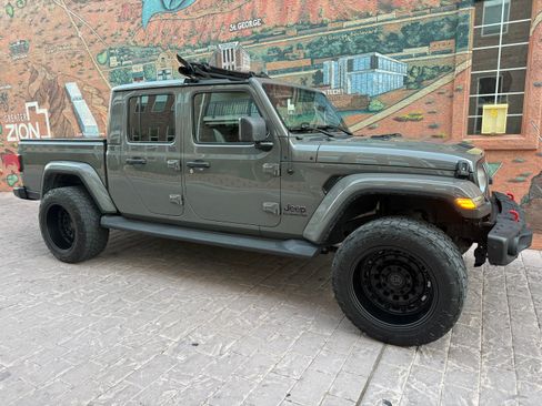Used 2020 Jeep Gladiator Overland AWD/4WD image 16