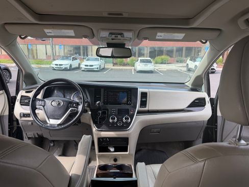 Used 2019 Toyota Sienna XLE image 6