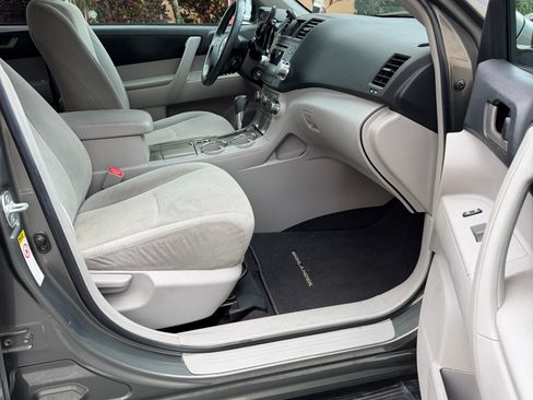 Used 2012 Toyota Highlander Limited w/ Tech Pkg image 12