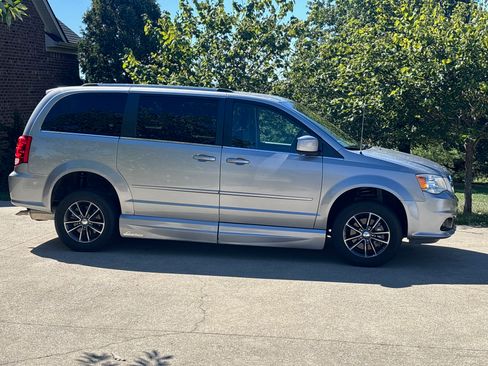 Used 2017 Dodge Grand Caravan SXT image 9