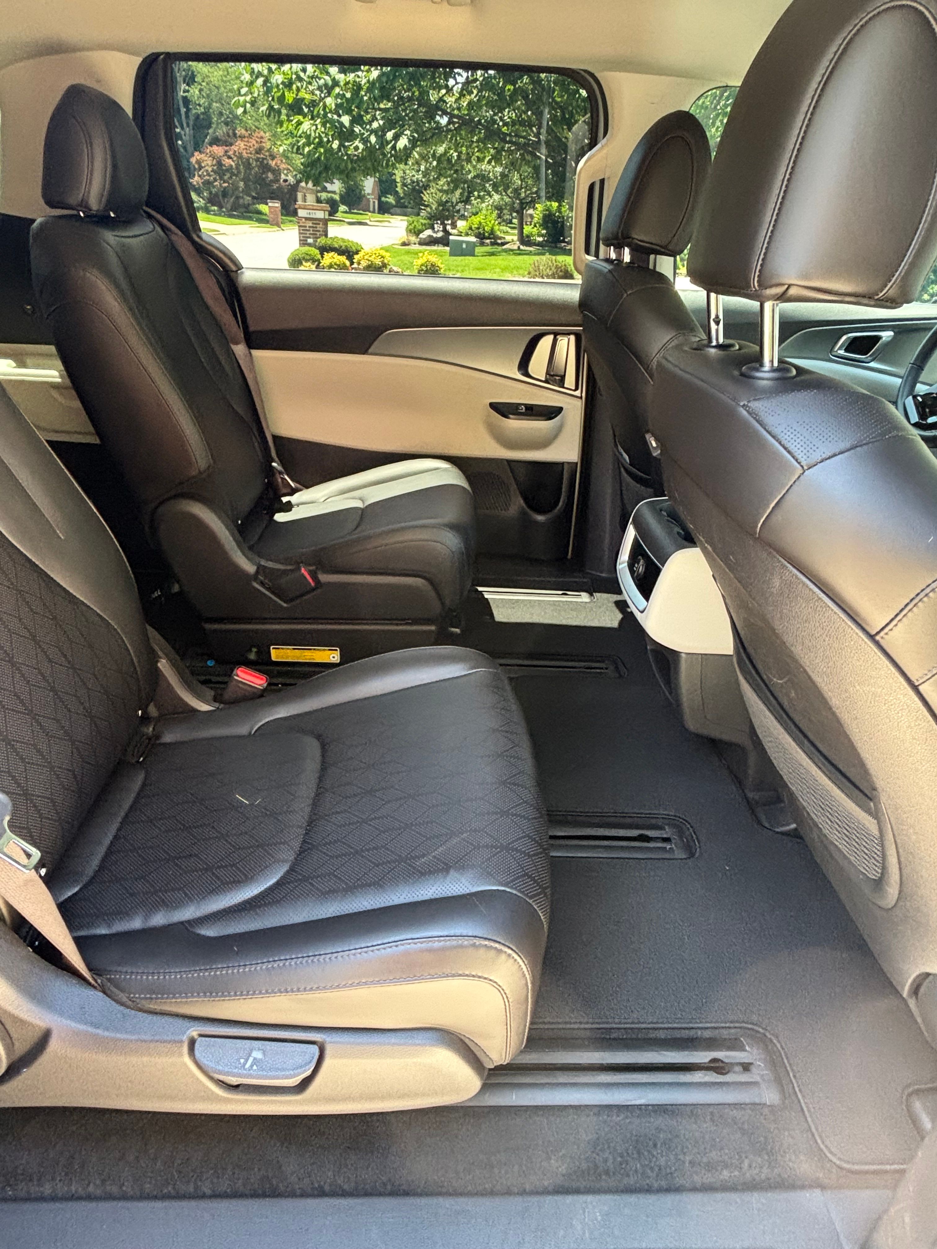 Used 2023 Kia Carnival LX FWD image 20