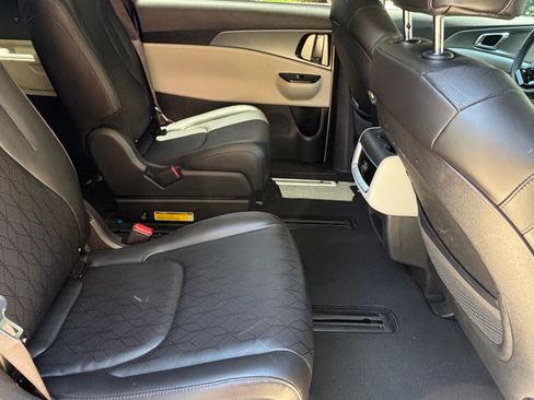 Used 2023 Kia Carnival LX FWD image 20