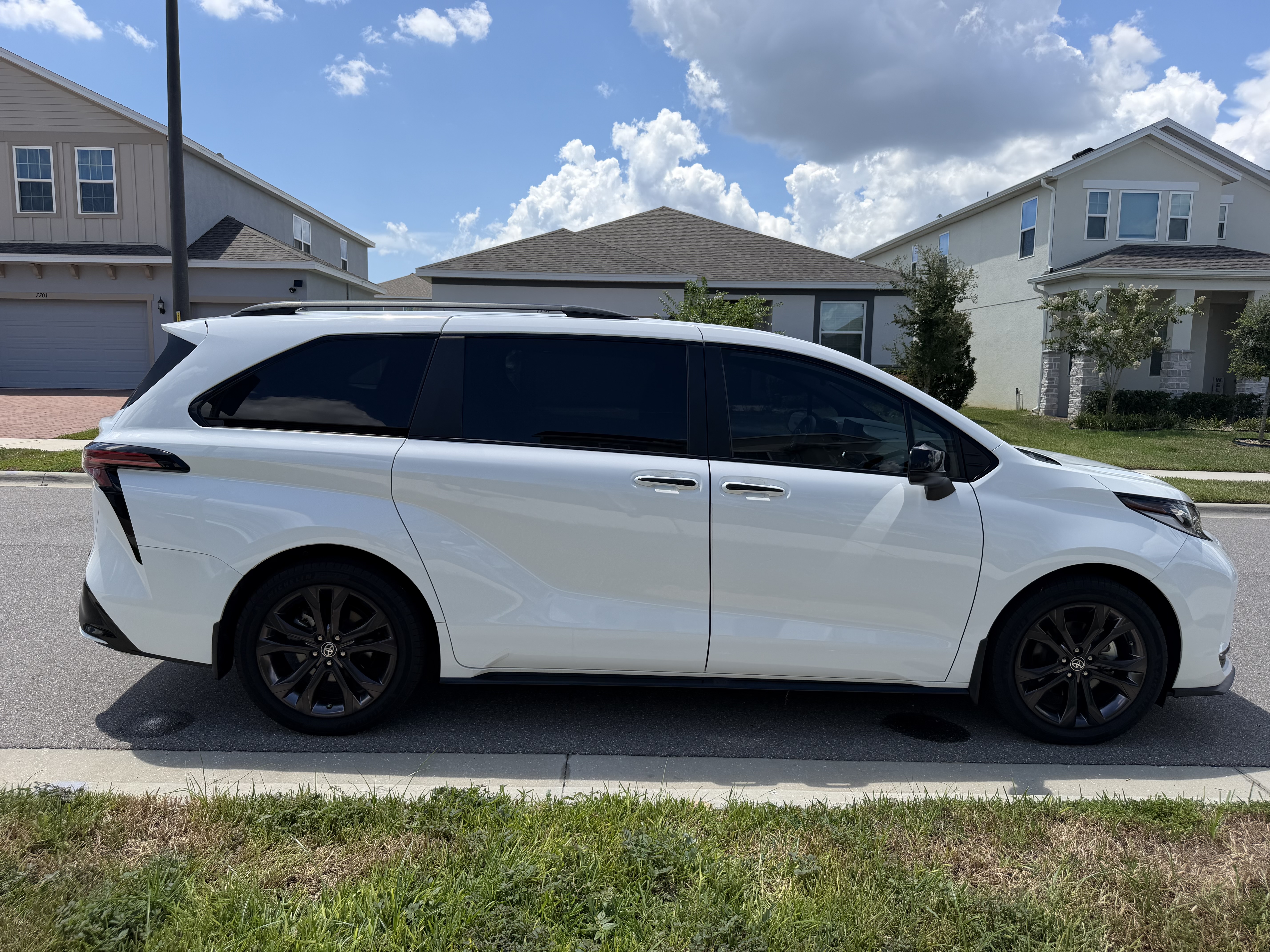 Used 2025 Toyota Sienna XSE w/ XSE Plus Package FWD image 1