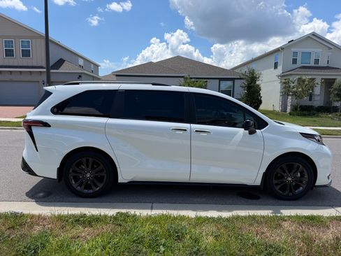 Used 2025 Toyota Sienna XSE w/ XSE Plus Package FWD image 12