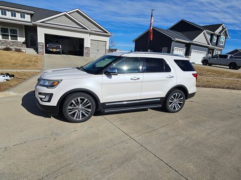 Used 2017 Ford Explorer Platinum image 15