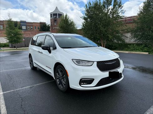 Used 2024 Chrysler Pacifica Touring-L w/ Uconnect Theater Family Group FWD image 5