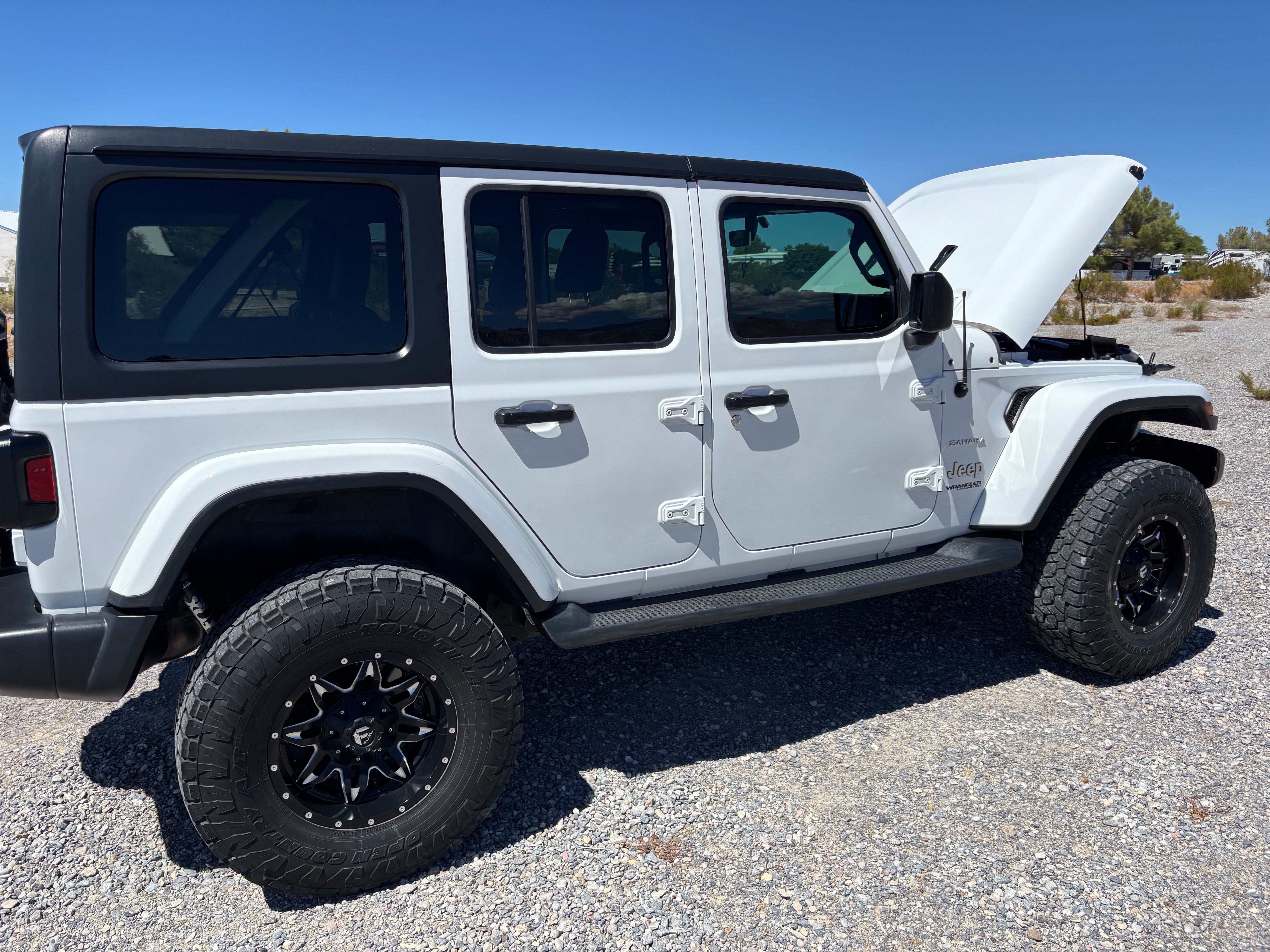 Used 2018 Jeep Wrangler Unlimited Sahara w/ Dual Top Group AWD/4WD image 17