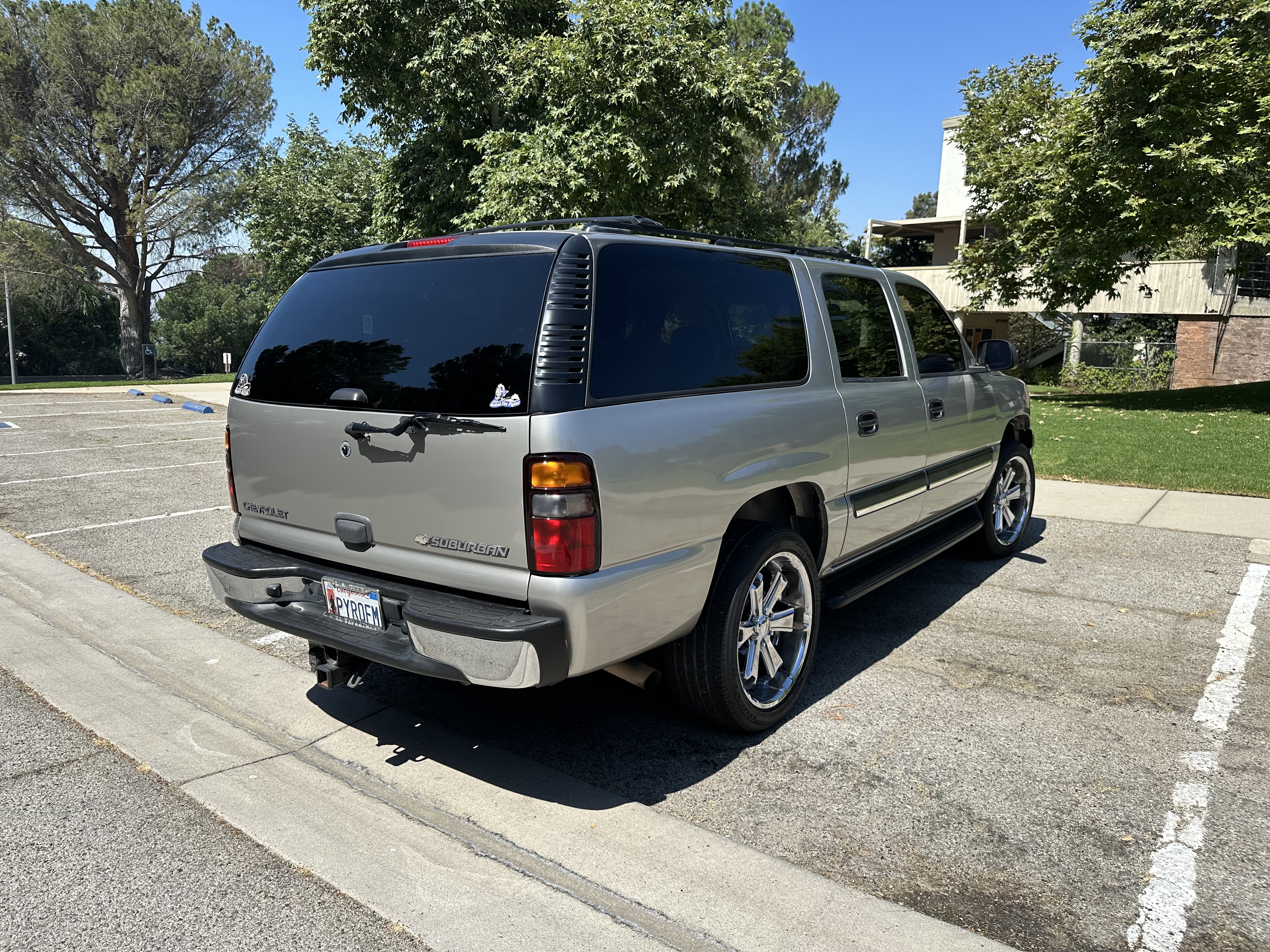 Used 2005 Chevrolet Suburban LS w/ Preferred Equipment Group RWD image 2