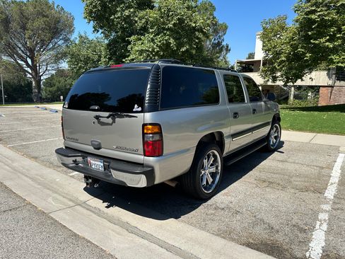 Used 2005 Chevrolet Suburban LS w/ Preferred Equipment Group image 2