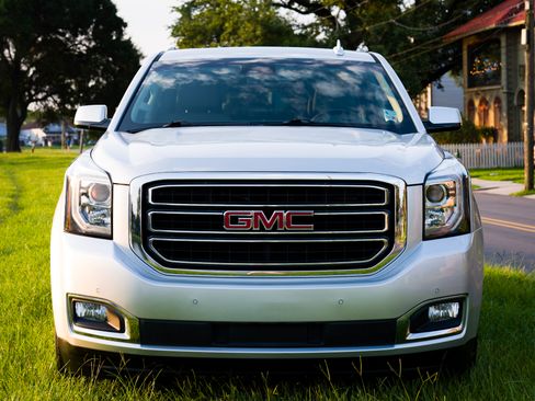 Used 2019 GMC Yukon XL SLT w/ Open Road Package RWD image 2