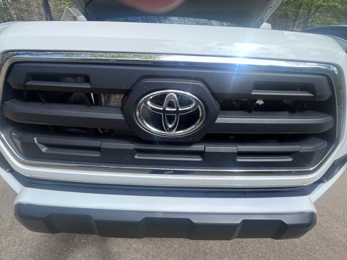 Used 2017 Toyota Tacoma SR5 w/ Tow Package AWD/4WD image 9