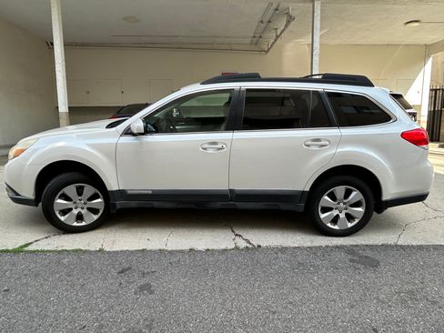 Used 2010 Subaru Outback 2.5i Premium AWD/4WD image 1
