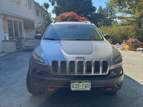 Used 2016 Jeep Cherokee Trailhawk w/ Comfort/Convenience Group AWD/4WD image 2