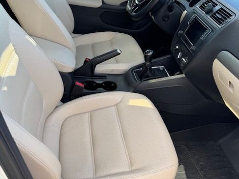 Used 2017 Volkswagen Jetta SE image 9