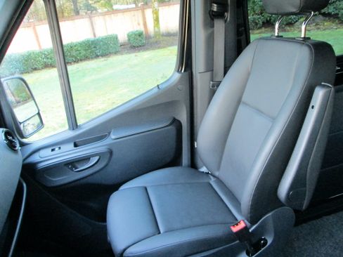 Used 2022 Mercedes-Benz Sprinter 2500 image 16