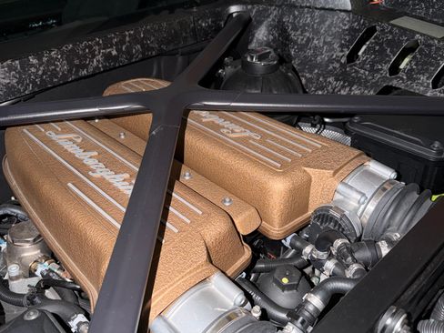 Used 2018 Lamborghini Huracan Performante AWD/4WD image 14