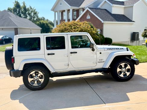 Used 2017 Jeep Wrangler Unlimited Sahara w/ Connectivity Group AWD/4WD image 2
