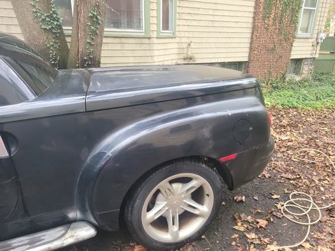 Used 2004 Chevrolet SSR w/ Preferred Equipment Group image 25