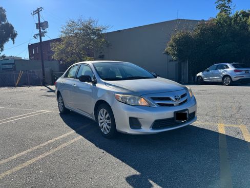 Used 2012 Toyota Corolla LE image 2