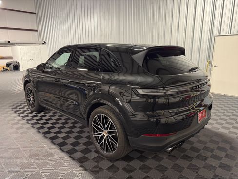 Used 2025 Porsche Cayenne AWD/4WD image 6