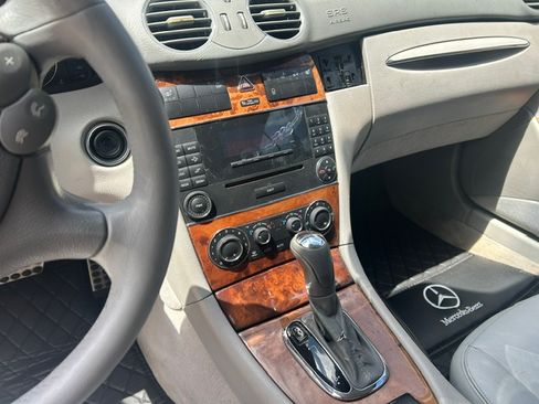 Used 2005 Mercedes-Benz CLK 320 Cabriolet image 8