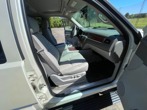 Used 2008 Chevrolet Tahoe LTZ w/ LTZ Preferred Equipment Group AWD/4WD image 11