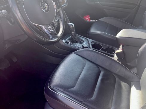 Used 2018 Volkswagen Tiguan SEL Premium image 32