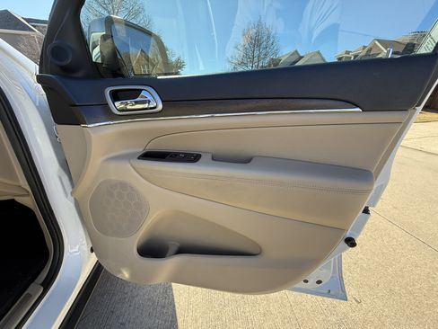 Used 2018 Jeep Grand Cherokee Limited w/ Luxury Group II image 16