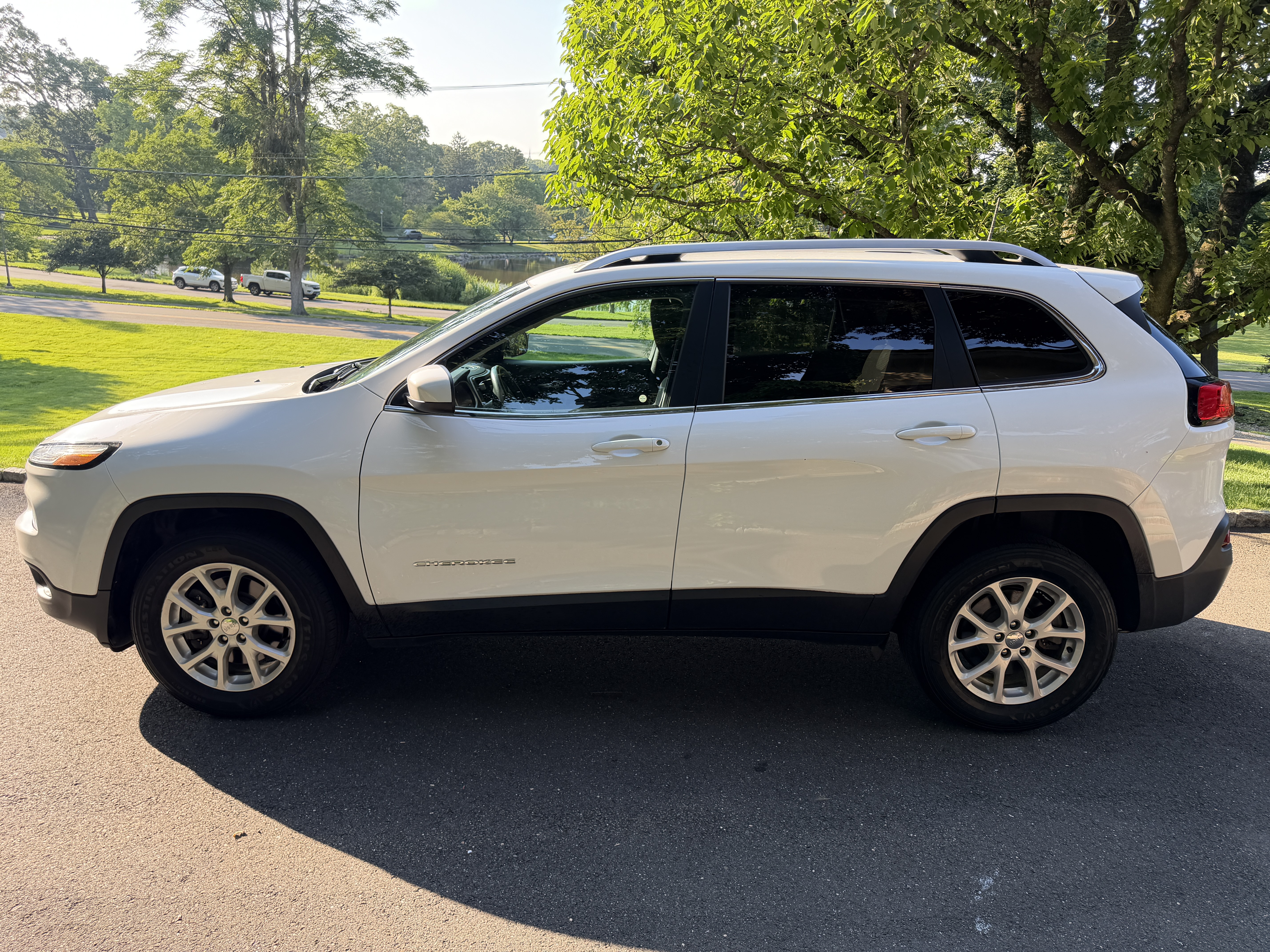 Used 2017 Jeep Cherokee Latitude w/ Cold Weather Group AWD/4WD image 6