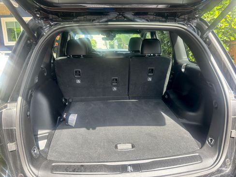 Used 2025 Jeep Grand Cherokee Limited w/ Black Appearance Package image 10