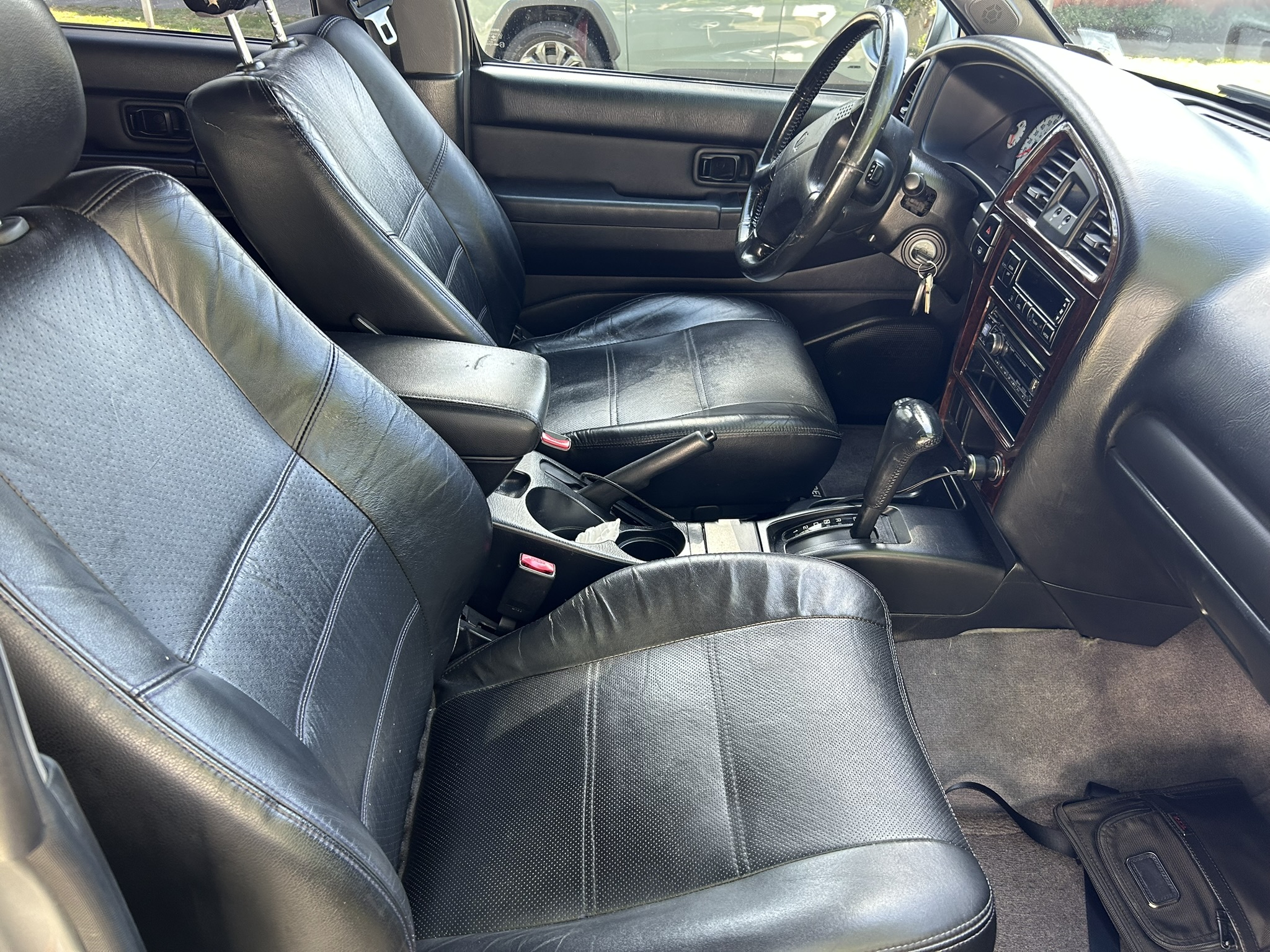 Used 2001 Nissan Pathfinder LE RWD image 2