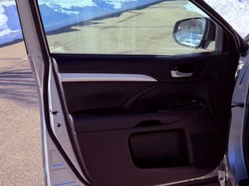 Used 2016 Toyota Highlander XLE image 10