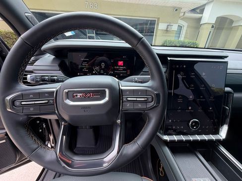 Used 2026 GMC Acadia AT4 w/ Luxury Package AWD/4WD image 11