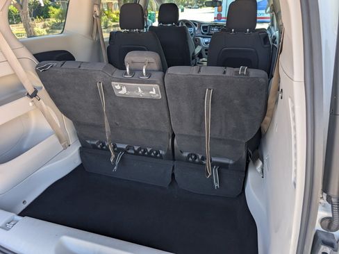 Used 2018 Chrysler Pacifica Touring Plus FWD image 13