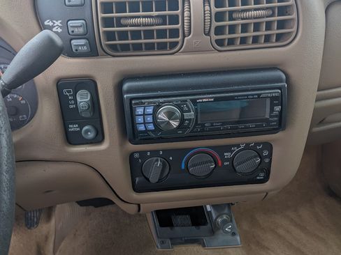 Used 2001 Chevrolet Blazer LS w/ Preferred Equipment Group image 11