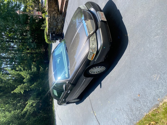 Used 2005 Lincoln Town Car Signature RWD image 2