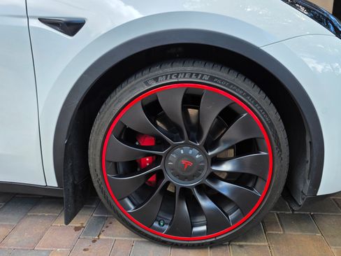 Used 2022 Tesla Model Y Performance image 11